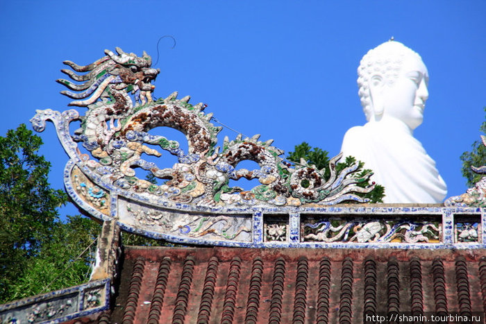 Голова белого Будды над коньком крыши Нячанг, Вьетнам