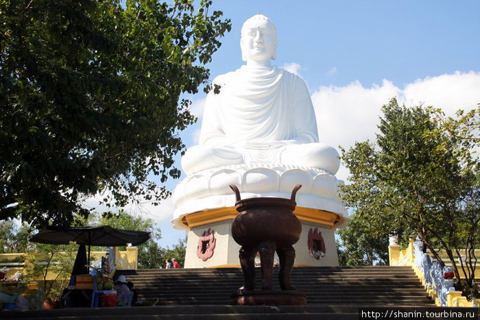 Гигантский белый Будда Нячанг, Вьетнам