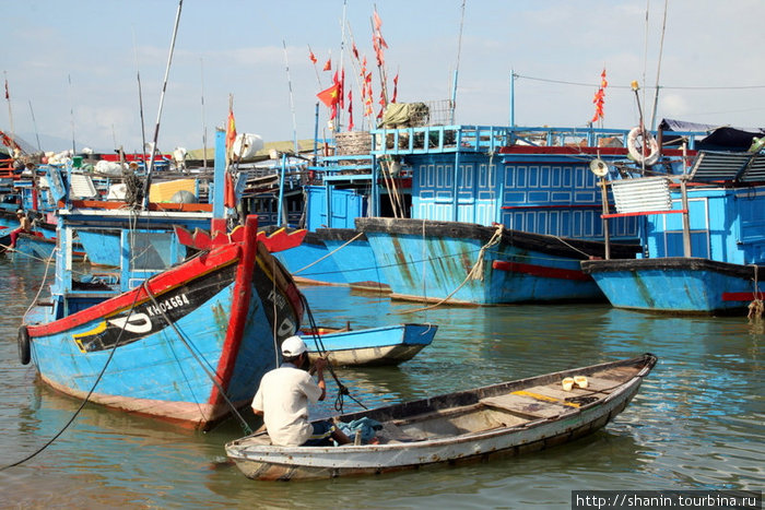 Сейнеры и рыбак на лодке Нячанг, Вьетнам