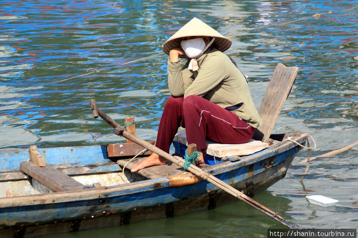 Рыбачка в маске Нячанг, Вьетнам