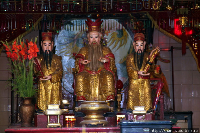 Три китайских божества в храме Тяудок, Вьетнам