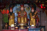 Три китайских божества в храме