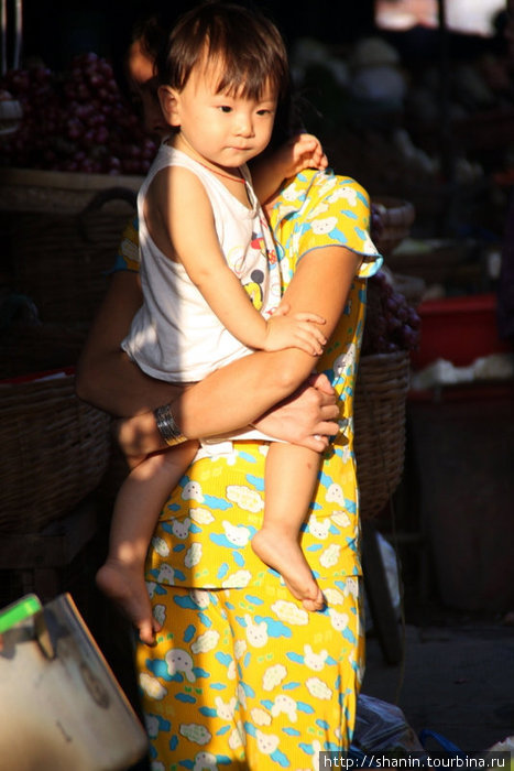 ребенок на руках Тяудок, Вьетнам