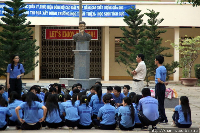 Собрание учеников школы Тяудок, Вьетнам
