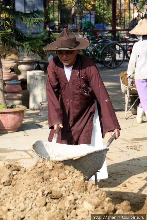 Монахи тоже работают Хойан, Вьетнам