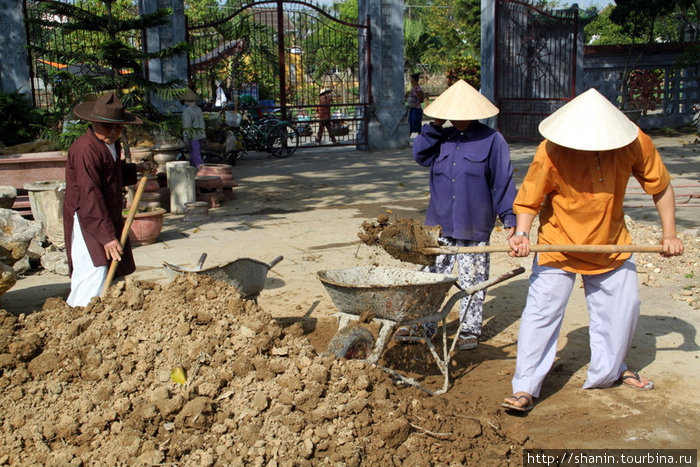Тачка и лопаты — никакой механизации Хойан, Вьетнам