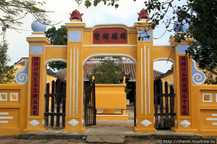 Вход в храм Хойан, Вьетнам