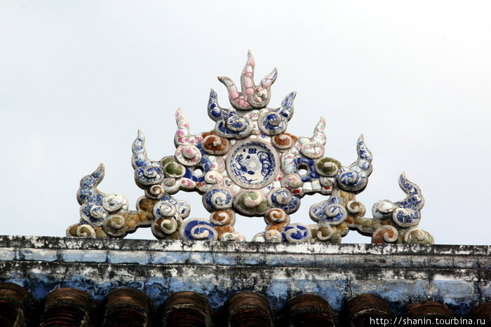 Украшение на коньке храма Хойан, Вьетнам