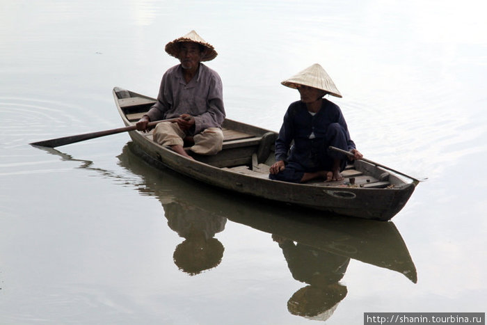 Двое на лодке Хойан, Вьетнам