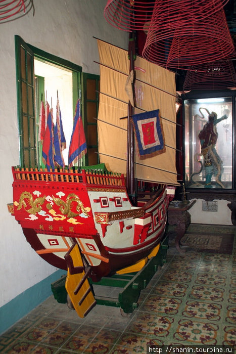 Парусник в храме Хойан, Вьетнам