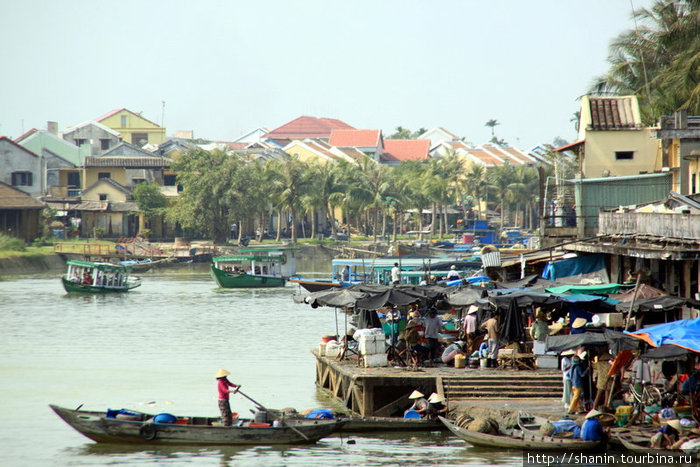 Возле рыбного рынка Хойан, Вьетнам