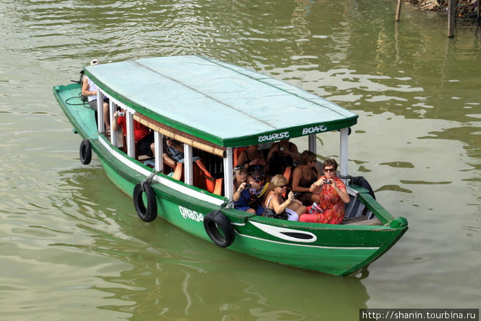 На зеленой лодке по реке — развлечение для туристов Хойан, Вьетнам
