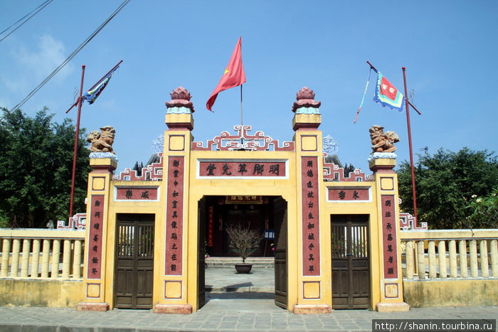 Ворота с красным флагом Хойан, Вьетнам