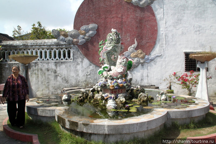 Фонтан в храме Хойан, Вьетнам