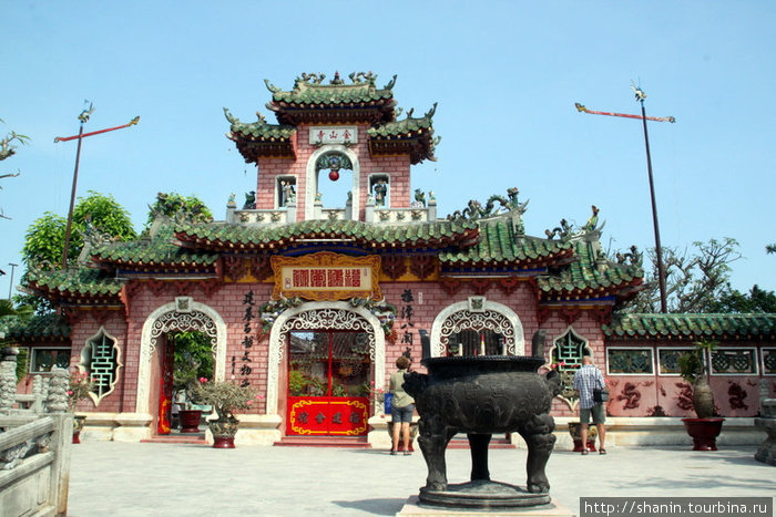 В китайском храме Хойан, Вьетнам
