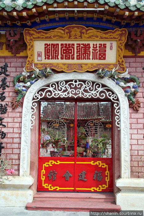 Ворота китайского храма Хойан, Вьетнам
