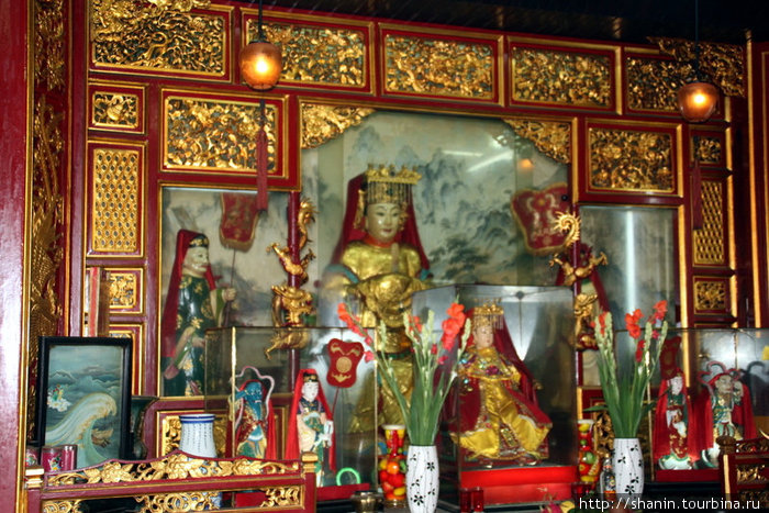Алтарь в храме Хойан, Вьетнам