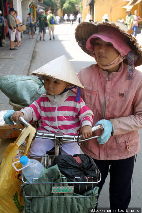 Вьетнамка с ребенком Хойан, Вьетнам
