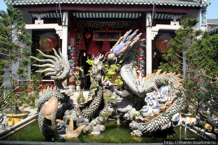 Драконы в фонтане Хойан, Вьетнам