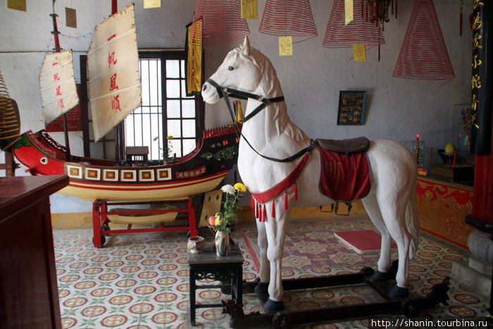 Белый конь и парусник Хойан, Вьетнам