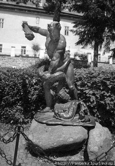 Статуя Геракла во дворе замка Ужгород, Украина