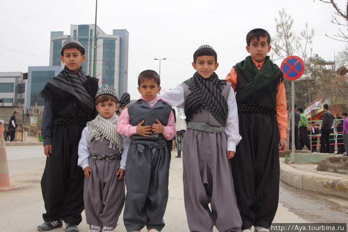 Мальчиков очень любят наряжать в традиционный курдский костюм. 
Та же Улица Салема, Сулаймания. Курдистан, Ирак. Ирак