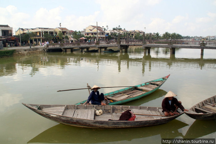 Лодки у рыбного рынка Хойан, Вьетнам