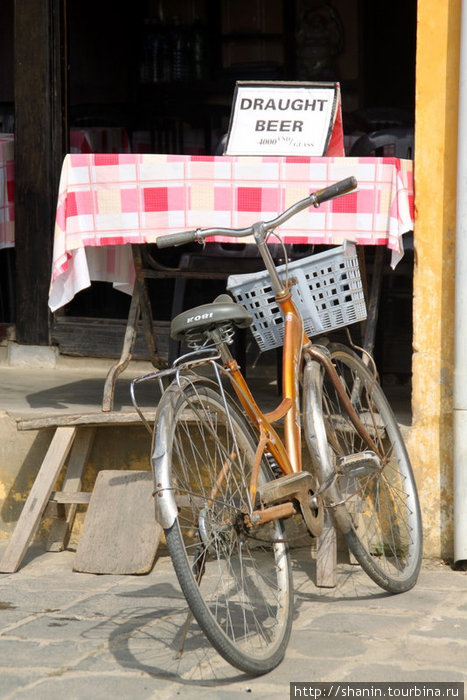 Велосипед у столика кафе Хойан, Вьетнам