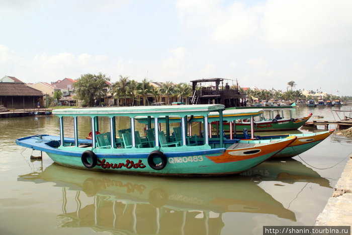 Лодки для туристов у пристани Хойан, Вьетнам