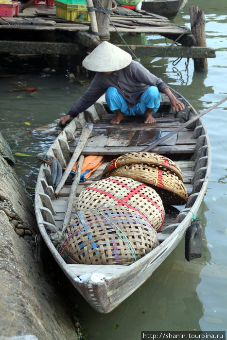 Лодка с пустыми корзинами Хойан, Вьетнам