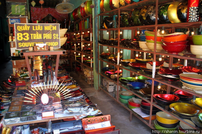 В сувенирном магазине Хойан, Вьетнам