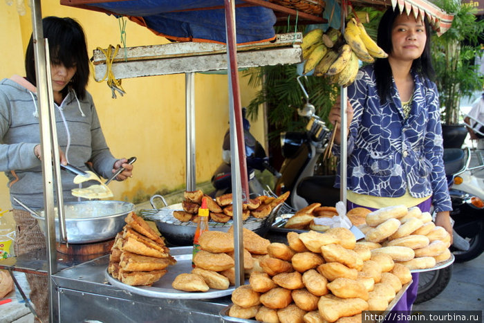 Уличный киоск с пирожками и пончиками Хойан, Вьетнам