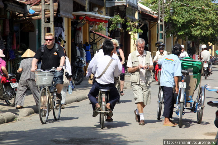 На городской улице Хойан, Вьетнам