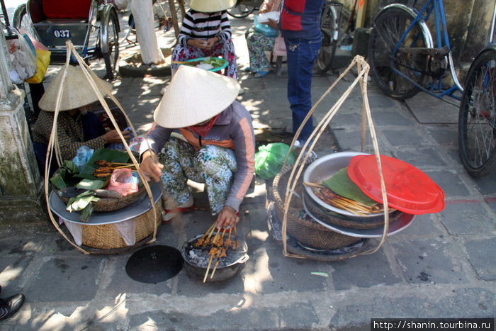 Шашлычки готовятся прямо тут же Хойан, Вьетнам
