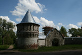 Башня и ворота с древнерусским орнаментом.