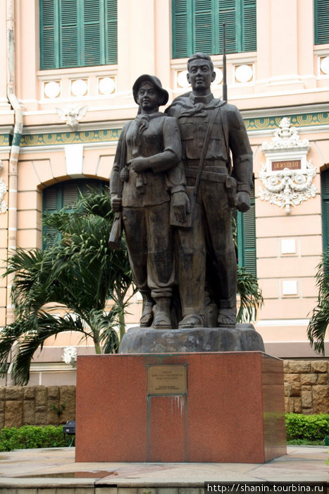 Памятник героям у Главпочтомта Хошимин, Вьетнам