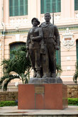 Памятник героям у Главпочтомта