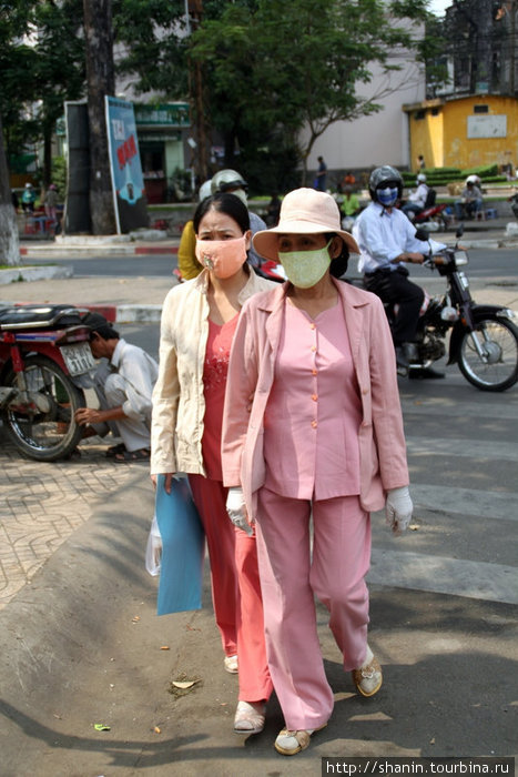 Пешеходы в масках Хошимин, Вьетнам