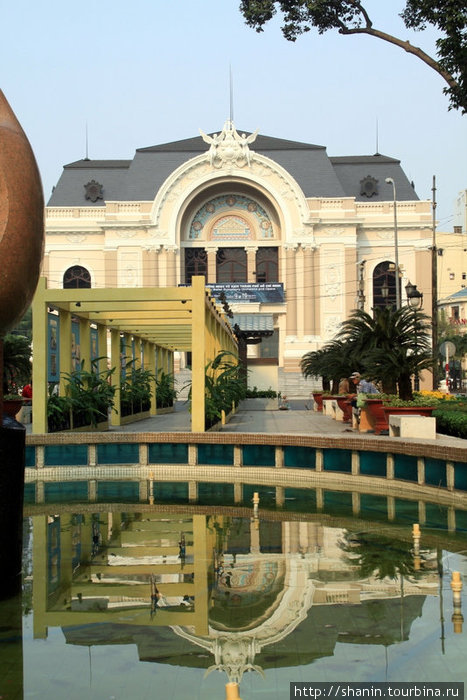 Фонтан перед зданием Оперы Хошимин, Вьетнам