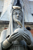 Статуя Девы Марии перед собором