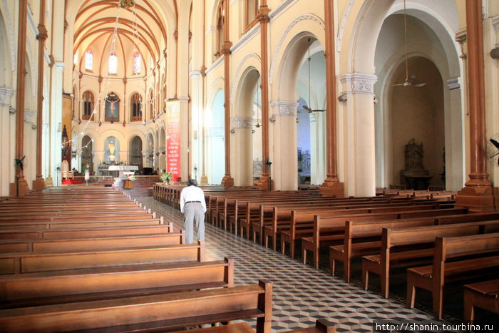 В католическом соборе Хошимин, Вьетнам