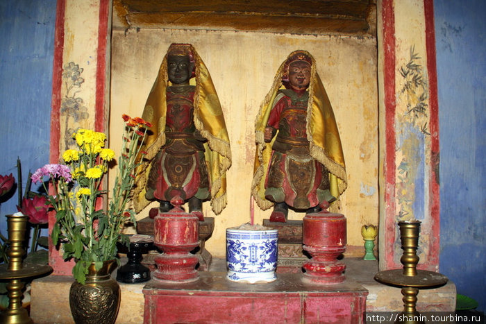 Алтарь с китайскими богами Хюэ, Вьетнам