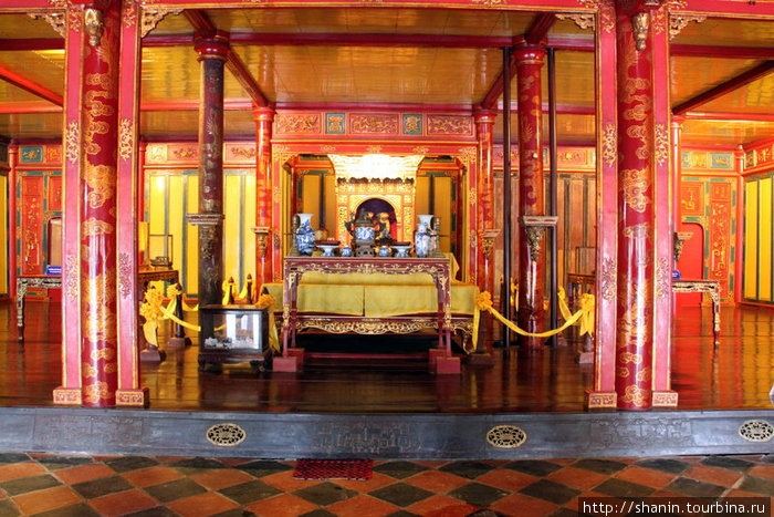 Внутри императорского павильона. Желтый — императорский цвет Хюэ, Вьетнам