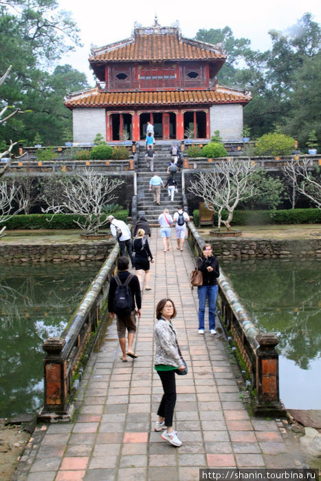 Туристы на территории гробницы Хюэ, Вьетнам