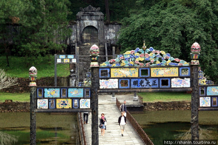 Разукрашенные ворота Хюэ, Вьетнам