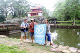 Участники кругосветки Мир без виз во время экскурсии по императорским гробницам