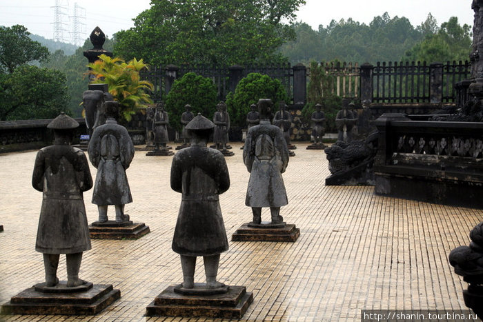 Статуи на территории императорской гробницы Хюэ, Вьетнам