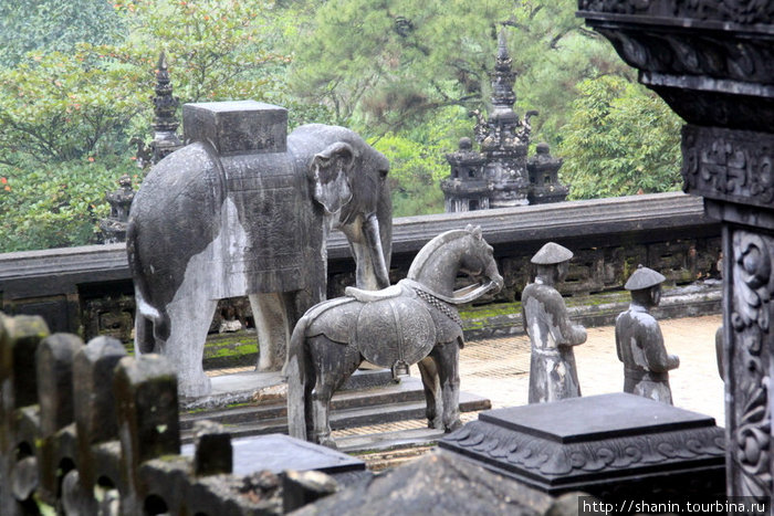 Слон, конь и чиновник — стандартные элементы украшения внутреннего двора любой императорской гробницы Хюэ, Вьетнам