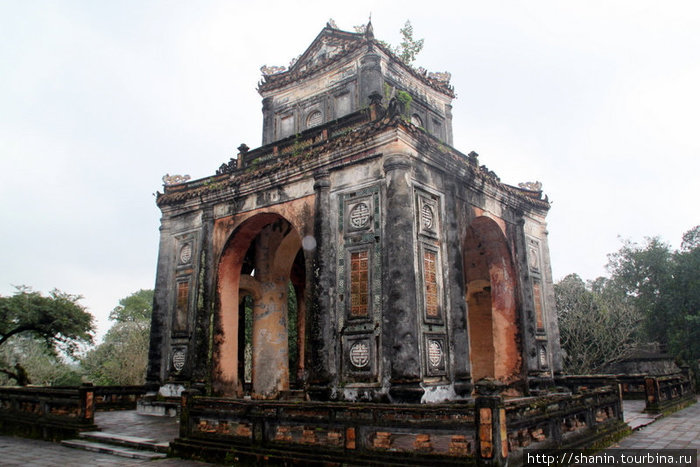 Квадратная башня. В таких башнях обычно хранится каменная плита с перечислением заслуг императора Хюэ, Вьетнам