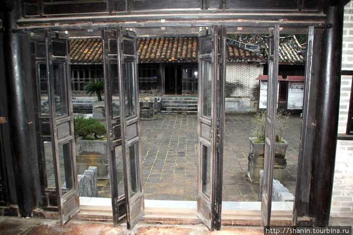 Двери во внутренний двор Хюэ, Вьетнам